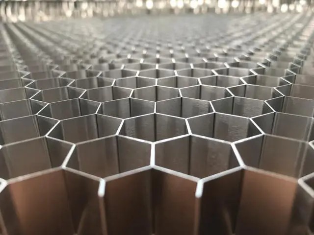 鋁蜂窩板，讓現(xiàn)代建筑更具科技感！-吉祥裝飾