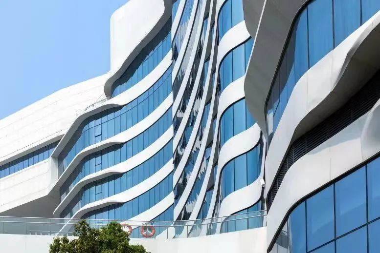 白色鋁板搭配藍色幕墻，恰似藍海白浪~