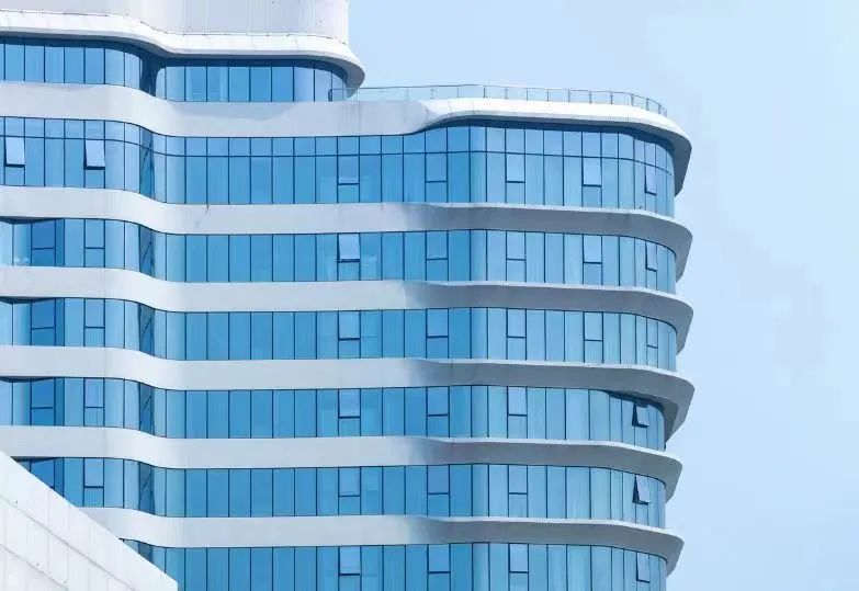 山東吉祥建材白色鋁板搭配藍(lán)色幕墻，恰似藍(lán)海白浪！