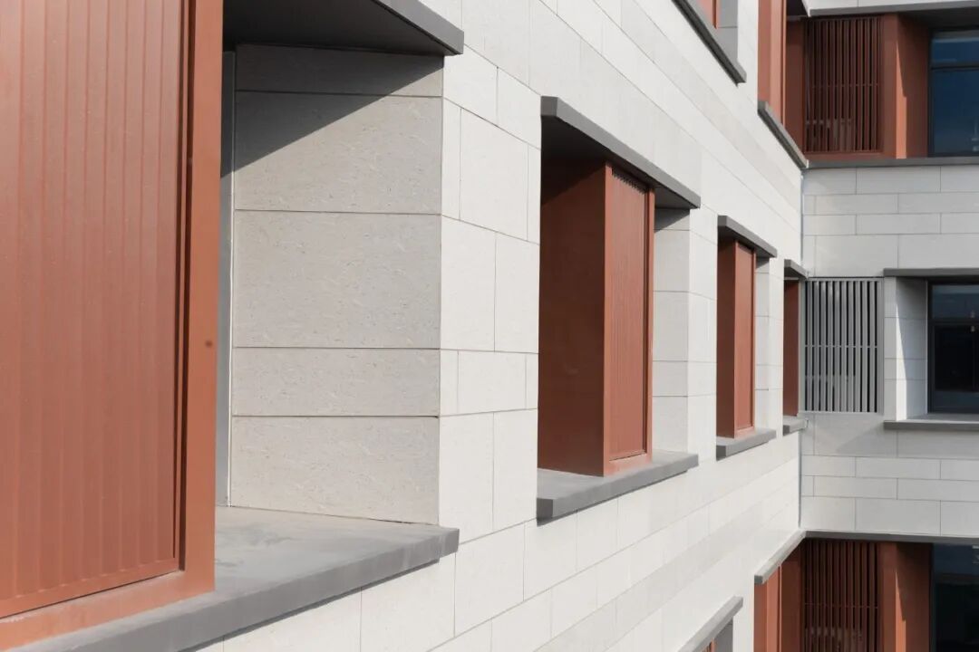 校園立面還在用涂料？無錫文博實(shí)驗(yàn)中學(xué)的選材思路給你標(biāo)準(zhǔn)答案！